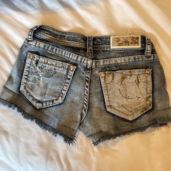 Grace in LA Shorts - Picture 2 of 3